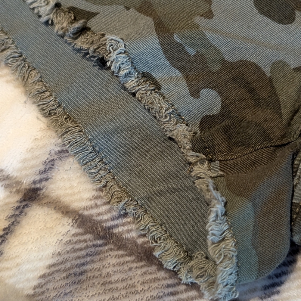 L.e.i. low-rise distressed camo shorts sz 1 - Picture 6 of 7